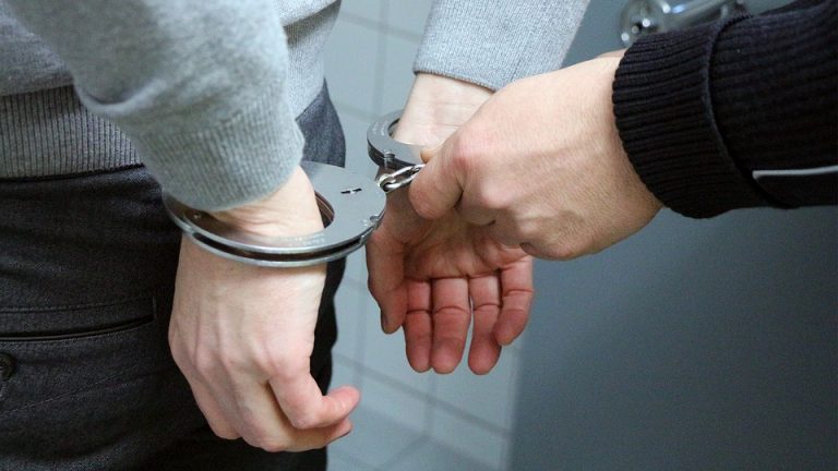 У Франківські патрульні затримали зловмисника, який перебував в розшуку (ФОТО) 12 handcuffs 2102488 960 720