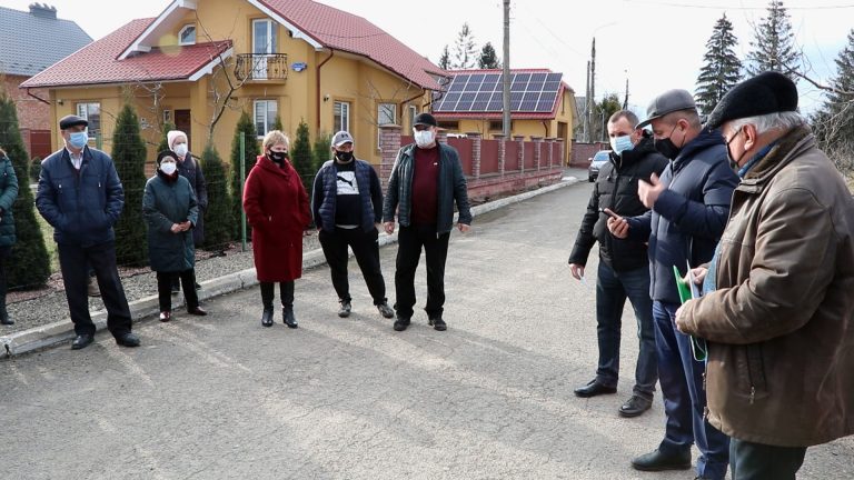"Відсутність тротуарів, водовідведення": коломияни скаржилися міському голові 10 petlury nadia 16 03