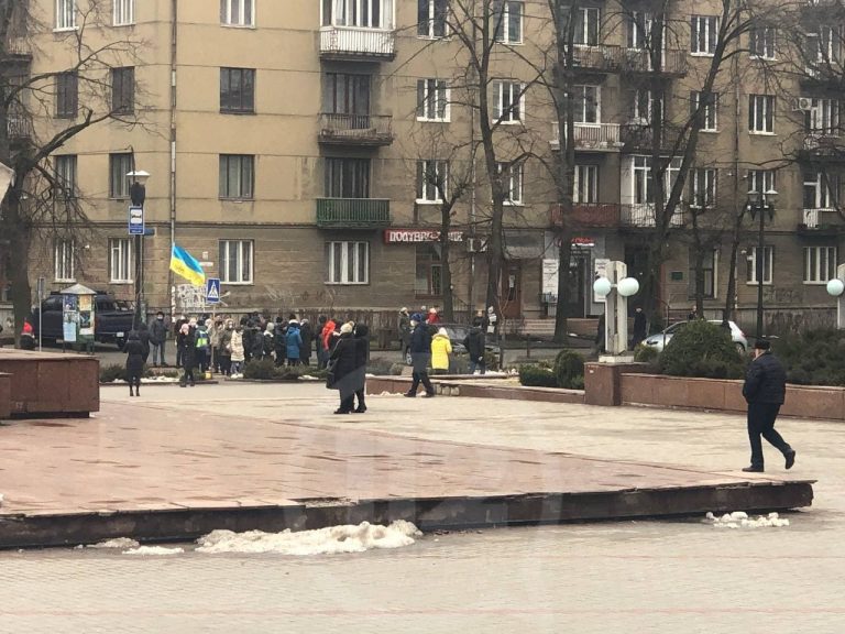 У центрі Франківська мітингувальники перекрили одну з вулиць (ФОТОФАКТ) 8 photo 2021 03 01 11 41 13