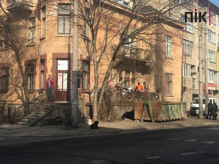 Із сміттєзвалища, яке франківець влаштував на власному балконі, почали забирати сміття (ФОТО) 1 Сміттєзвалище на балконі по вулиці Лепкого