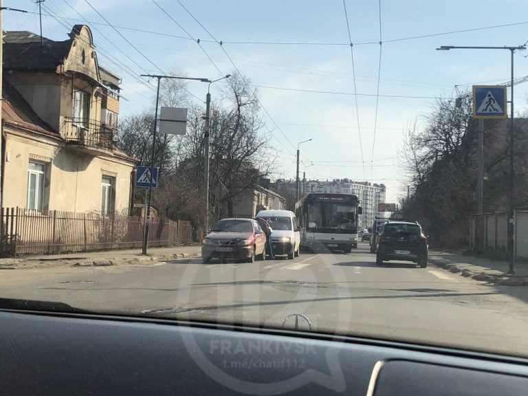 ДТП в Івано-Франківську: рух транспорту ускладнено (ФОТО) 4 photo 2021 03 25 15 29 55
