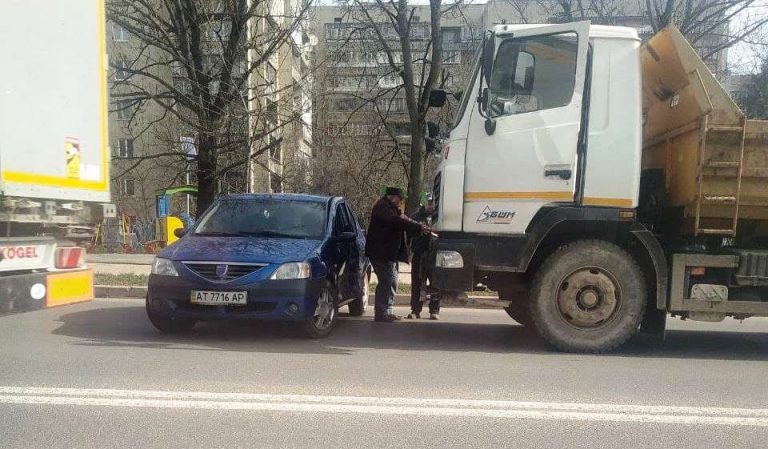 ДТП у Франківську: зіштовхнулися легковик та вантажівка (ФОТО) 1 photo 2021 03 30 10 03 14