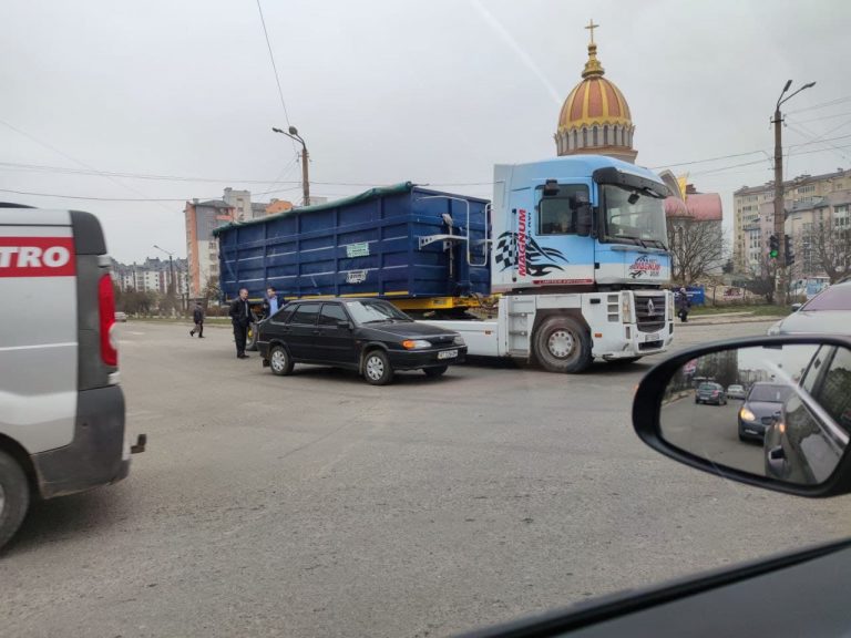 ДТП в Івано-Франківську: дорогу не поділили вантажівка та легковик (ФОТО) 1 photo 2021 03 31 10 51 27