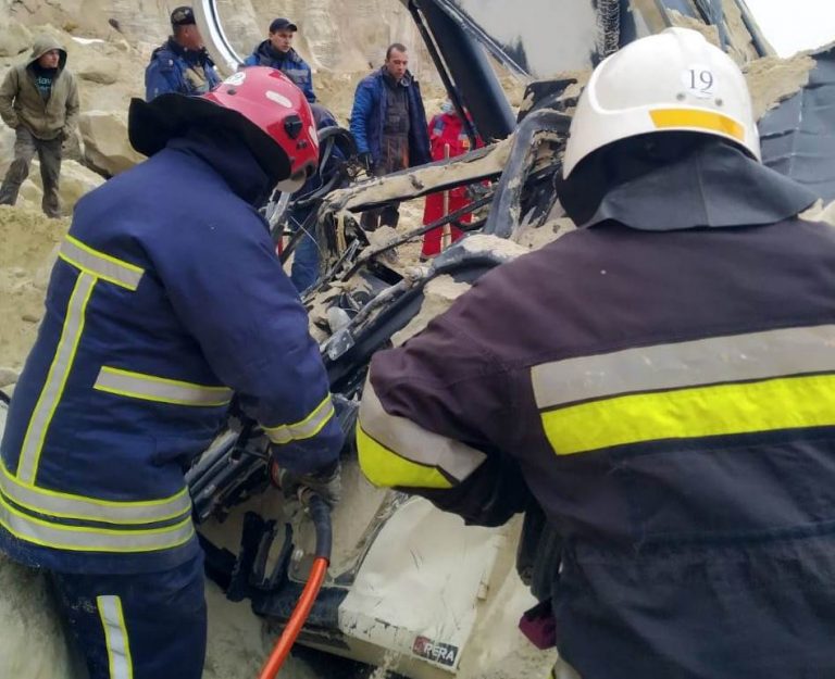 В Стрийському районі піском засипало екскаватор з водієм всередині: чоловік загинув (ФОТО)