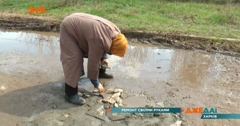 У Харкові пенсіонерка щодня ремонтує дорогу власноруч (ВІДЕО) 8 0be46361fb3177986bc735dbacf4e4ba 1024x538 1