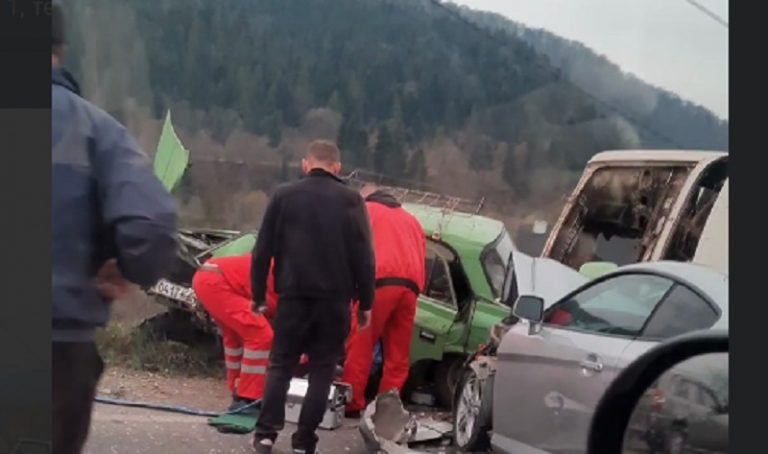 Потрійна ДТП на Прикарпатті: на місці поліція та медики (ВІДЕО) 7 111 5