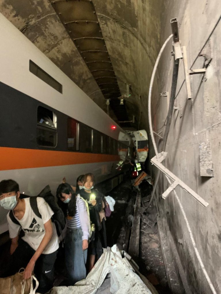 У Тайвані швидкісний потяг зійшов з рейок в тунелі: десятки загиблих (ФОТО, ВІДЕО) 4 1200 0 1617362017 4424