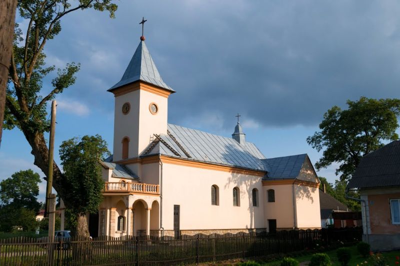 Куди піти на Прикарпатті: Успенський костел у Болехові