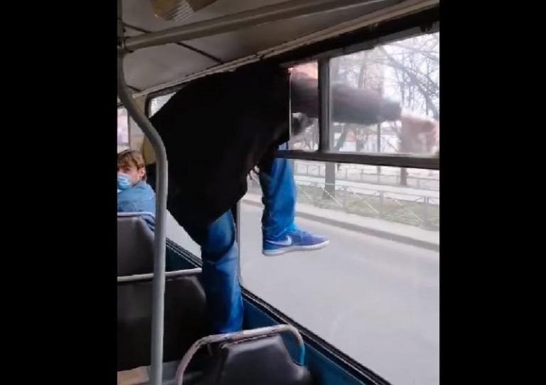 У Черкасах пасажир втік через вікно тролейбуса, щоб не платити за проїзд (ВІДЕО) 4 1618568150 6654