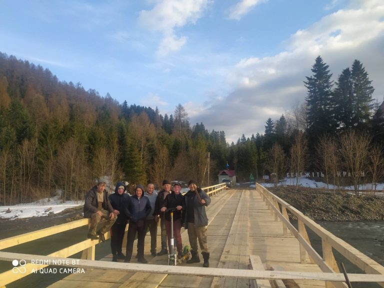 На Богородчанщині лісівники відновили міст поблизу монастиря (ФОТО 7 На Богородчанщині лісівники відновили міст поблизу монастиря (ФОТО