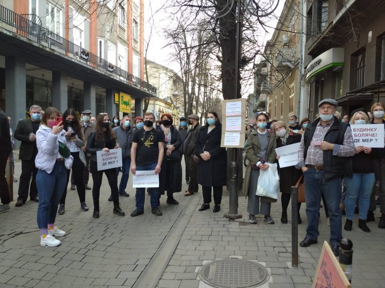 У Франківську протестують проти недолугої реконструкції готелю "Дністер" (ФОТО) 5 167975631 501421177682574 3283124506469626662 n