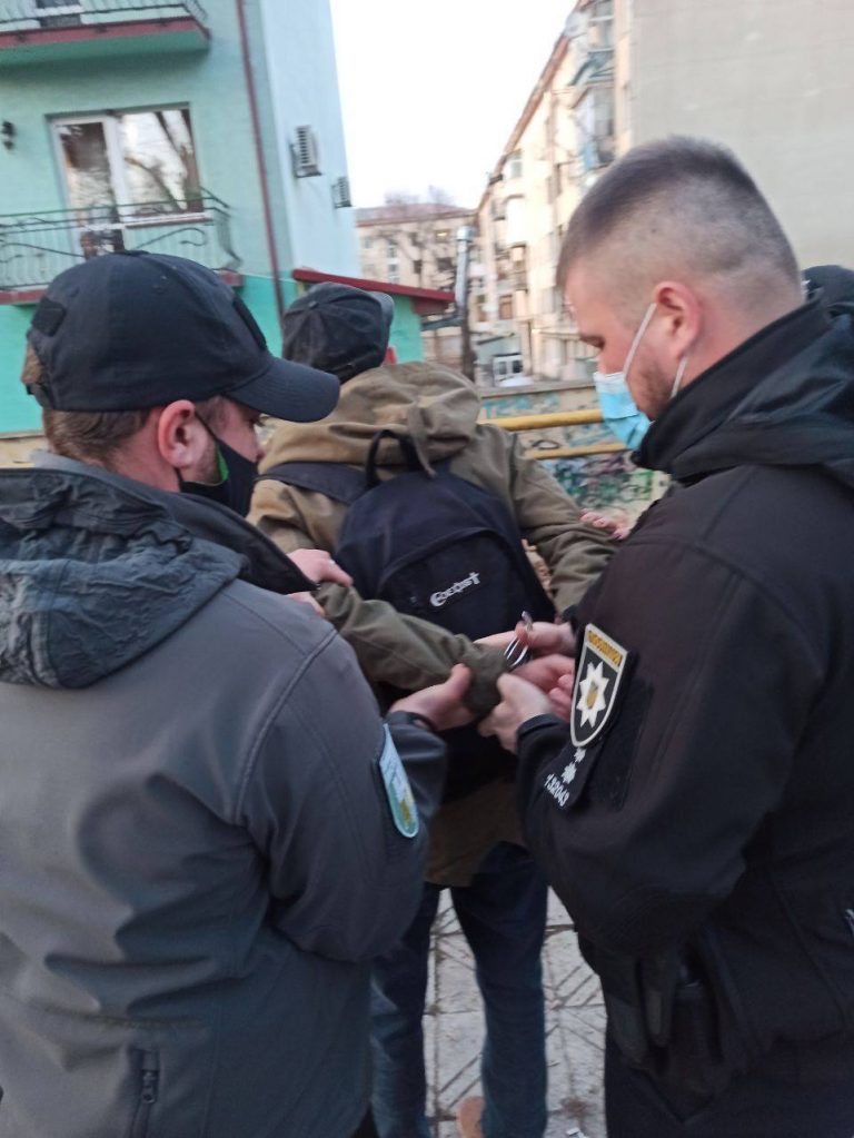 У Франківську п’яний чоловік хотів напасти на муніципалів (ФОТО) 5 169065863 2049112338562349 7954087152627249791 n