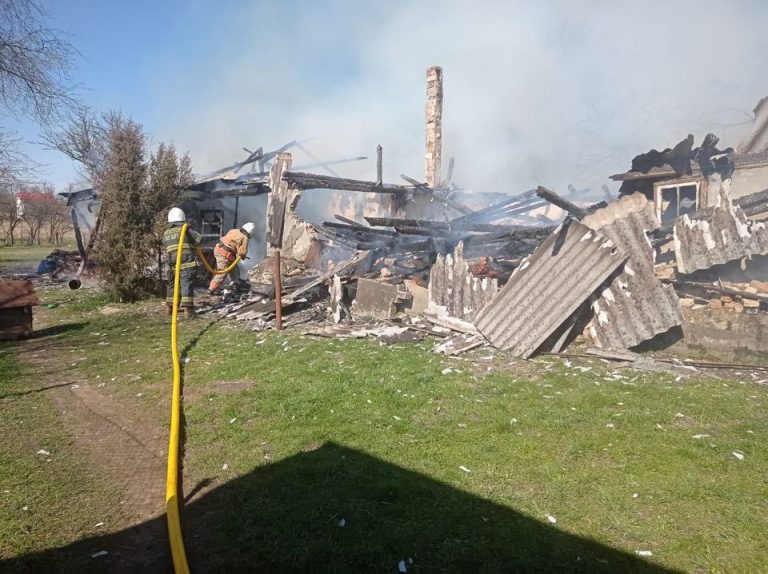 У Болехові горіла господарська будівля: які наслідки (ФОТО) 7 У Болехові горіла господарська будівля: які наслідки (ФОТО)
