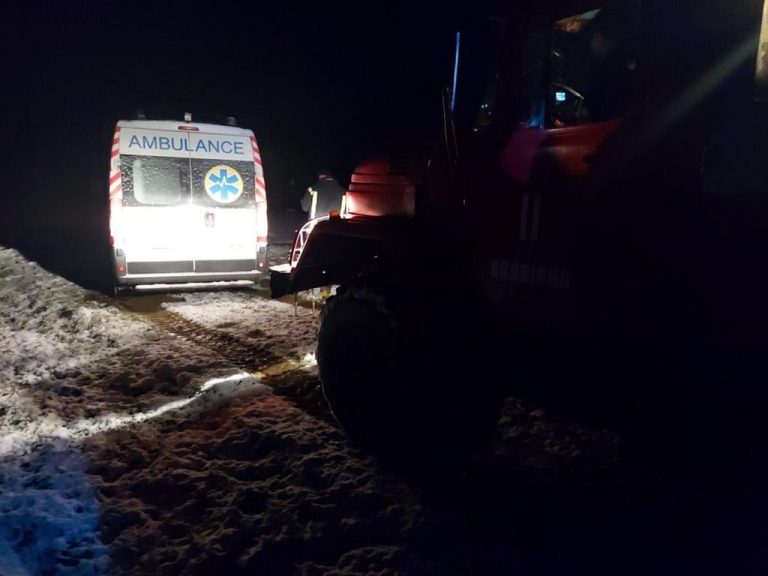У селі Пнів на польовій дорозі застрягла швидка. Допомогли рятувальники 7 169471510 3824430081010132 7181597933661580912 n