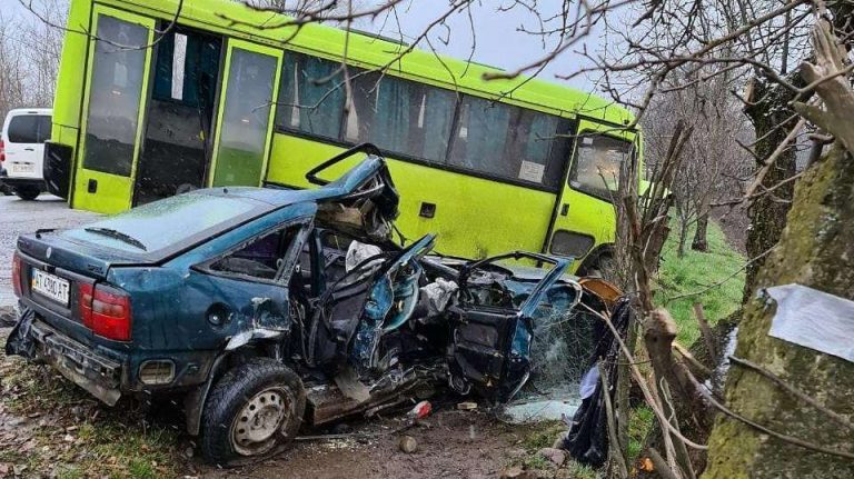 ДТП на Прикарпатті: зіштовхнулися автобус та легковик (ФОТО) 12 169694605 4145117612179741 4364377657117450106 n 1