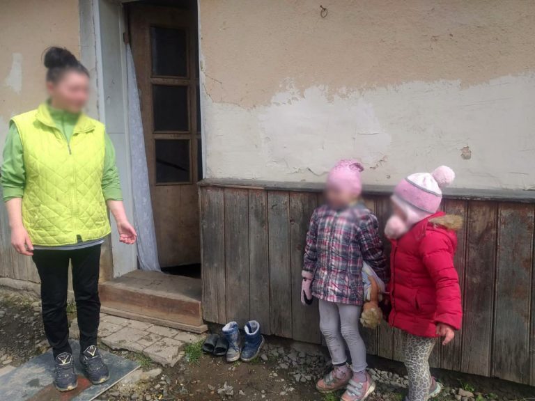 На Прикарпатті в горе-батьків забрали двох дітей (ФОТО) 6 169905331 983118469160086 1750741332618327972 n