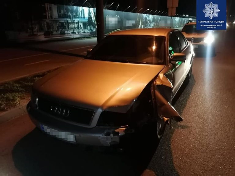 У Франківську п'яний водій зніс електроопору та втік з місця пригоди (ФОТО) 9 171366561 3934991669918270 39385554614332085 n