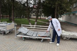 В Надвірнянську лікарню доставили нові ліжка (ФОТО)