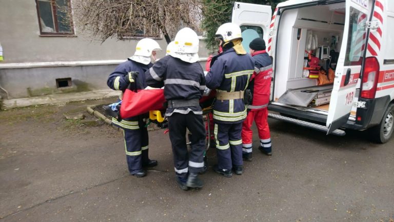 У Франківську допомогли перенести хвору жінку до швидкої (ФОТО) 3 173598525 3846255745494232 6477363365620396600 n