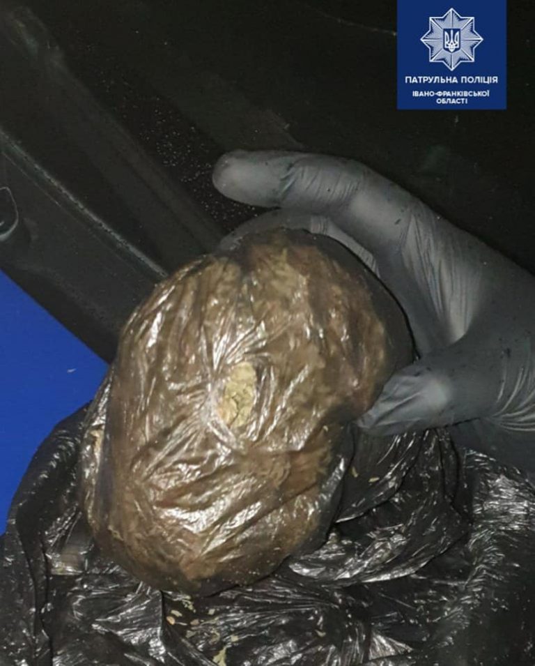У Франківську в пасажира авто знайшли наркотики (ФОТО) 2 174063496 3951626471588123 5090524879688929356 n