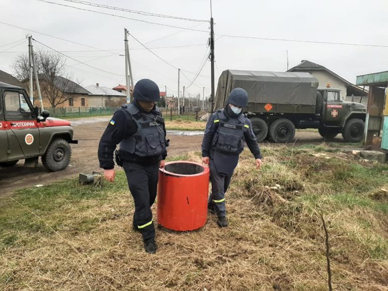 В місті Болехові, неподалік житлового масиву, виявили гранату Ф-1 (ФОТО) 2 В місті Болехові, неподалік житлового масиву, виявили гранату Ф-1 (ФОТО)