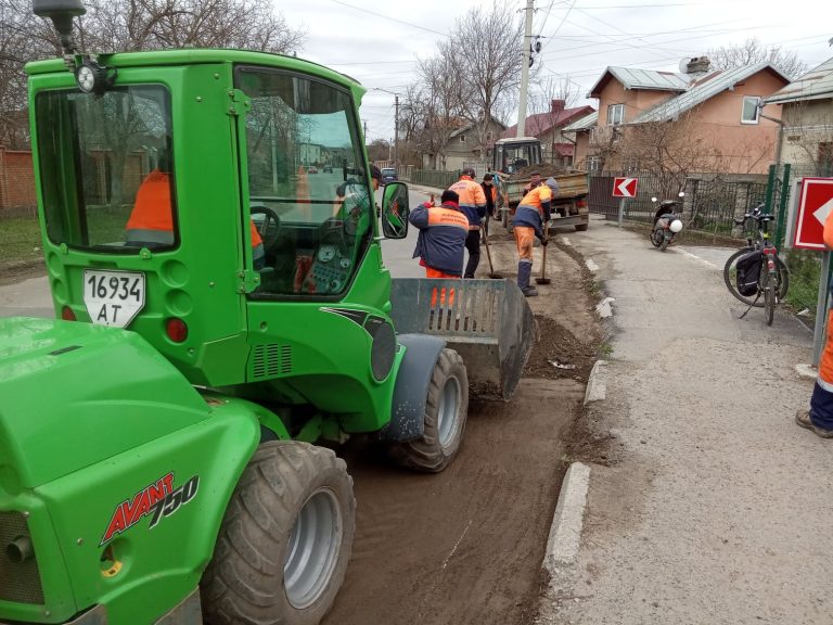 У Франківську триває поточний ремонт доріг (ФОТО) 7 175019028 1395139984171276 5465494856641627460 n