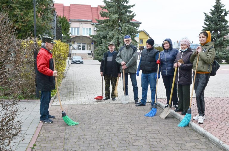 Не тільки співають: працівники Тисменицького Народного дому провели толоку (ФОТО) 1 175449356 296641668532979 4676907698127494927 n