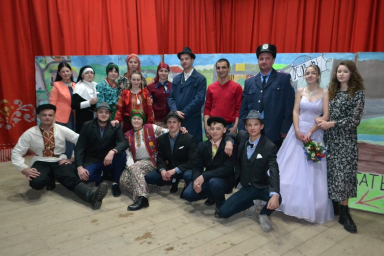 “За двома зайцями": на Прикарпатті аматори вразили глядачів комедійною виставою (ФОТО) 4 175495358 3659190617536837 2225853301947379059 n
