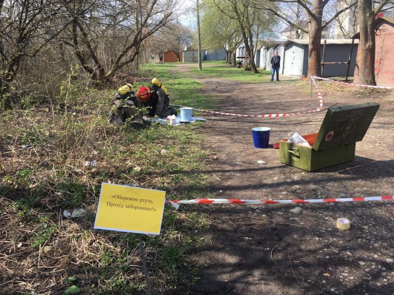 У Коломиї рятувальники збирали на вулиці ртуть (ФОТО) 12 176331574 3865690076884132 8054665424529664265 n