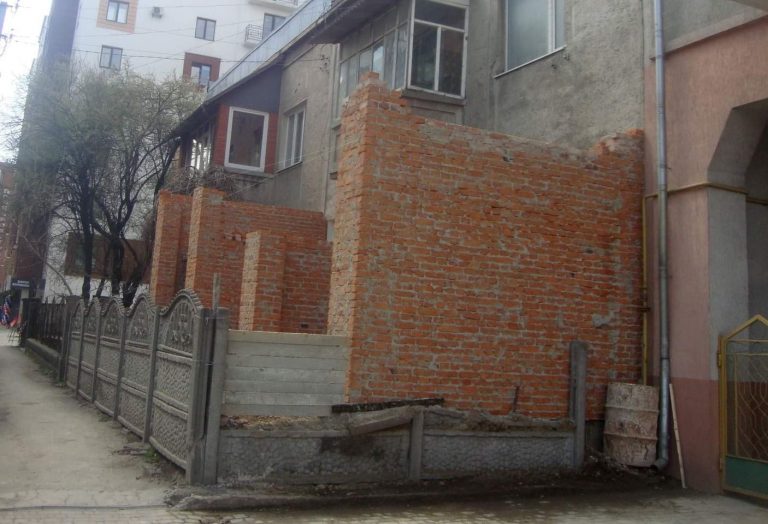У Франківську зупинили будівництво незаконної добудови (ФОТО) 12 176697462 758214515054954 6719552954205335835 n