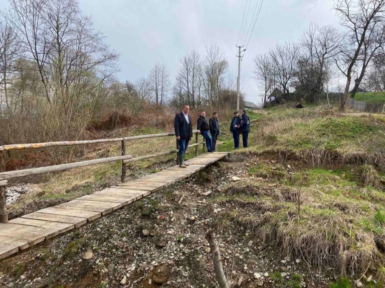 Надвірнянський голова у гумових чоботях обстежував проблемні береги у громаді (ФОТО)