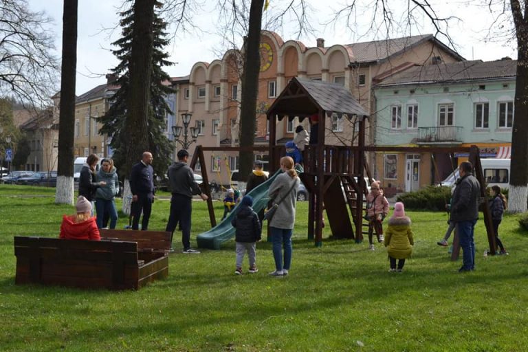 Мами попросили міського голову: у Галичі облаштували дитячий майданчик (ФОТО) 7 Мами попросили міського голову: у Галичі облаштували дитячий майданчик (ФОТО)