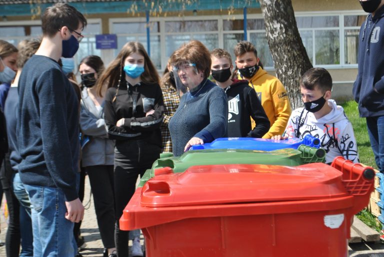 Рогатинському ліцею доправили три контейнери для сортування сміття (ФОТО) 7 Рогатинському ліцею доправили три контейнери для сортування сміття (ФОТО)
