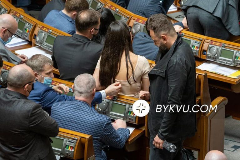 В школі мріяв, в Раді наважився: у мережі показали, як депутати "працюють" на роботі 9 В школі мріяв, в Раді наважився: у мережі показали, як депутати "працюють" на роботі