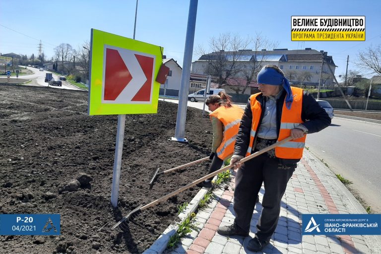У Городенці озеленюють кільцеву розв'язку на дорозі Снятин-Тязів (ФОТО)