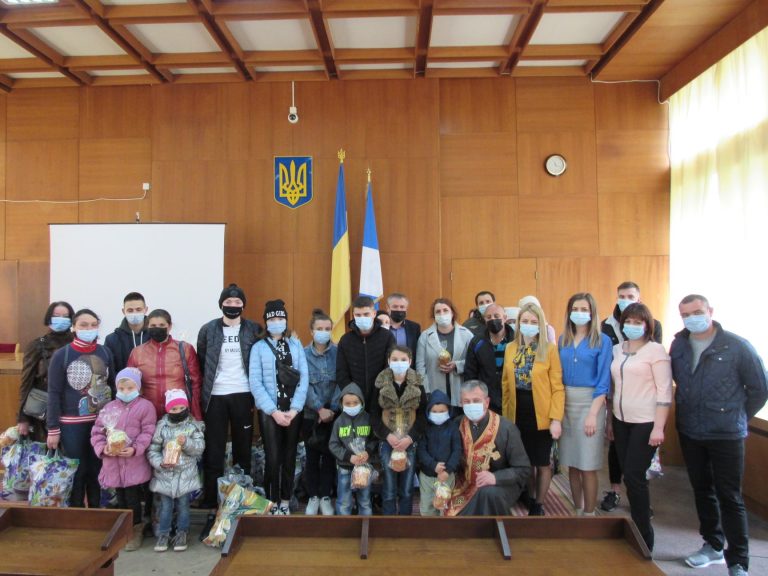 У Долині сироти отримали великодні набори (ФОТО) 1 180203167 4018774511512361 670523168374254711 n