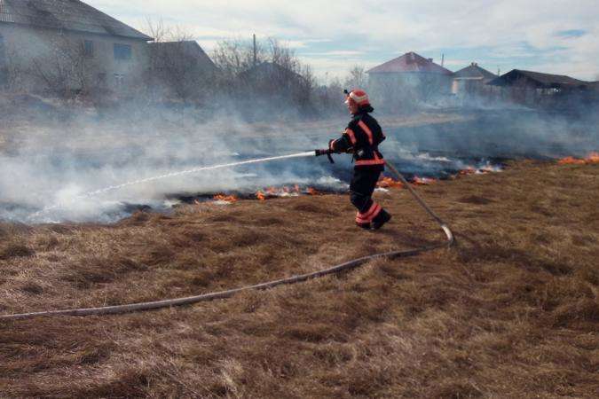 На Франківщині рятувальники гасили 12 пожеж: що горіло і де