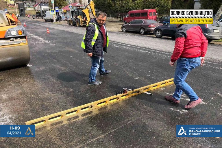 У Надвірнянському районі асфальтують державну автодорогу: використовують надійний матеріал 10 У Надвірнянському районі