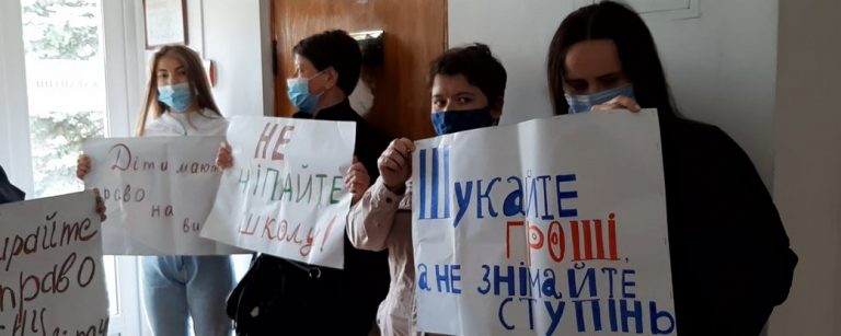 Протест в Болехові: батьки та учні двох шкіл вимагають не скорочувати класи 4 6475fb2a5e5d68e9