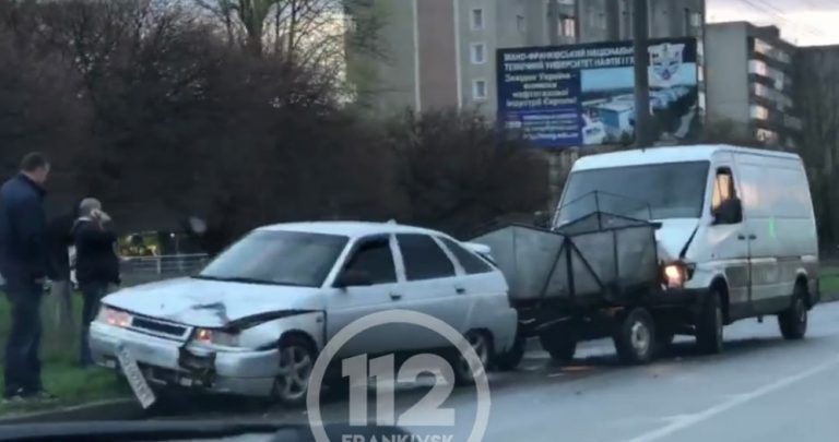 Вечірня ДТП в Івано-Франківську: зіштовхнулися бус та легковик (ФОТО) 1 6789