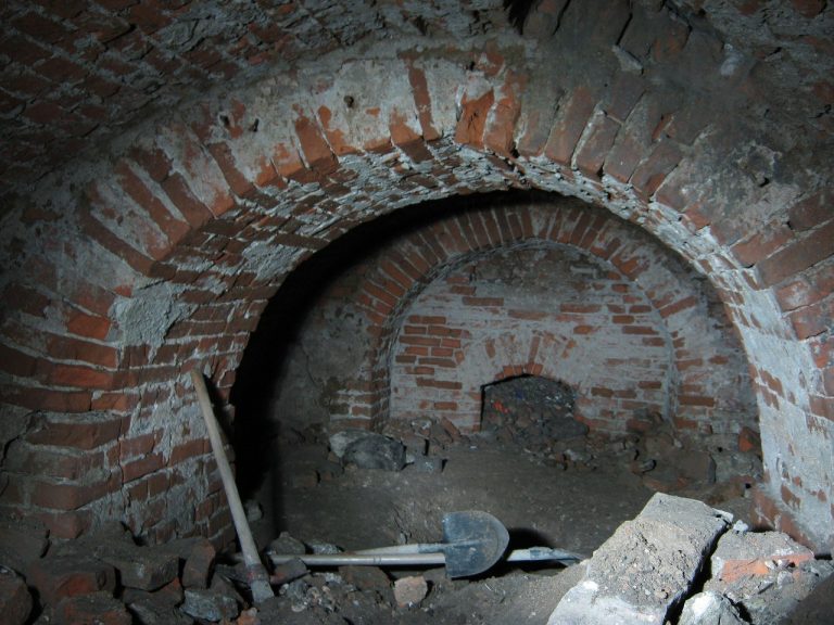 Мандри непомітним Івано-Франківськом: каземати біля ОДА (ФОТО) 11 7 su3slsok