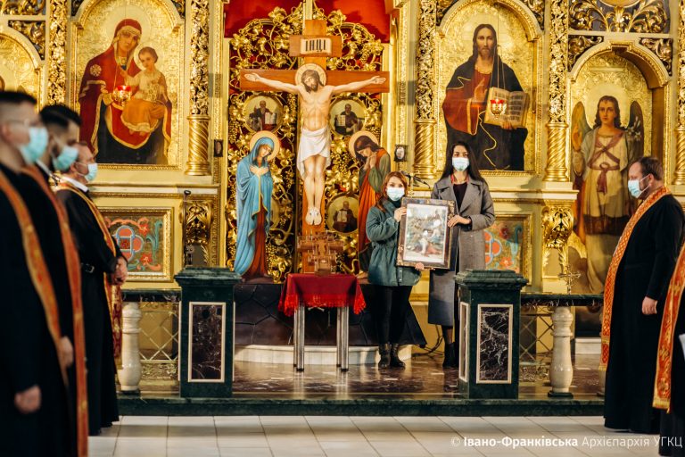 Хресна дорога: в Івано-Франківську тисячі людей єдналися у молитві (ФОТО) 11 Хресна дорога: в Івано-Франківську тисячі людей єдналися у молитві (ФОТО)