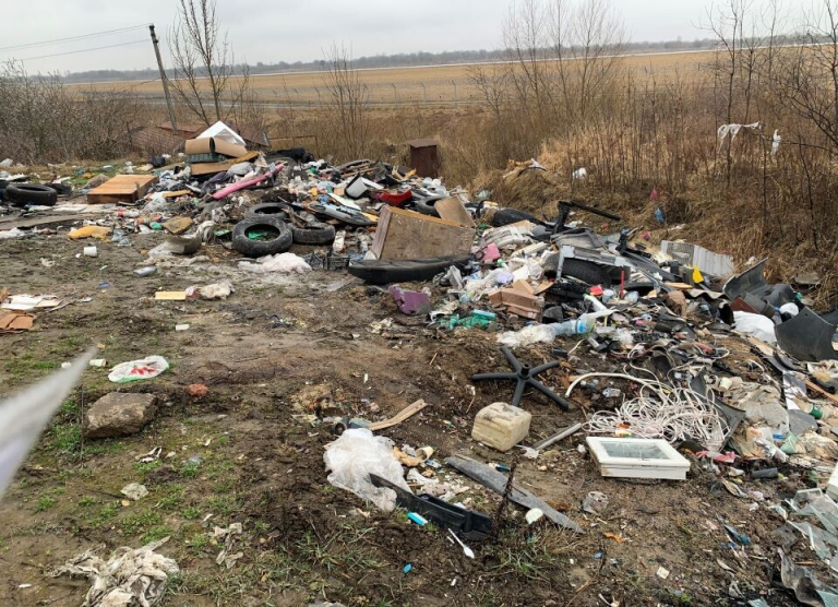 Біля Львова виявили стихійне сміттєзвалище (ФОТО) 2 Біля Львова виявили стихійне сміттєзвалище (ФОТО)