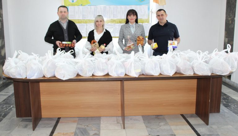 У Тисменицькій ТГ сім’ям роздають святкові продуктові набори (ФОТО) 11 VRUCHENNYA PASKY 02