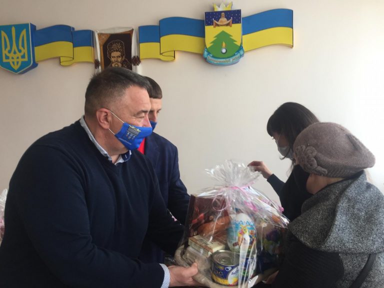 У Богородчанах сім'ям з дітьми-сиротами вручили "Великодні кошики" (ФОТО) 9 У Богородчанах сім'ям з дітьми-сиротами вручили "Великодні кошики" (ФОТО)