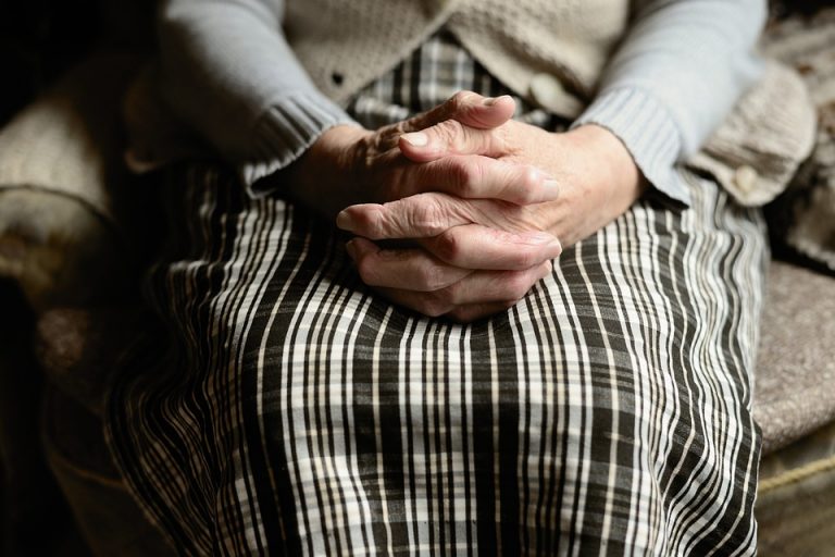 Дорослих дітей в Україні зобов'яжуть утримувати непрацездатних батьків 4 Дорослих дітей в Україні зобов'яжуть утримувати непрацездатних батьків