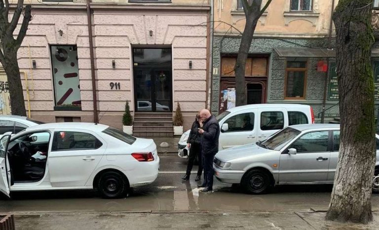 ДТП в Івано-Франківську: рух транспорту ускладнено (ФОТО) 8 photo 2021 04 02 11 24 45