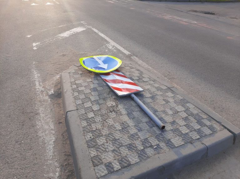 У Франківську легковик наїхав на острівець безпеки та збив знак (ФОТО) 9 photo 2021 04 09 09 24 38