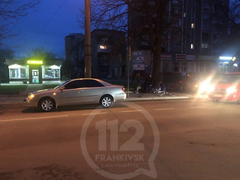 У Франківську легковик зіштовхнувся з велосипедистом: потерпілий у лікарні (ФОТО) 4 photo 2021 04 14 20 40 32