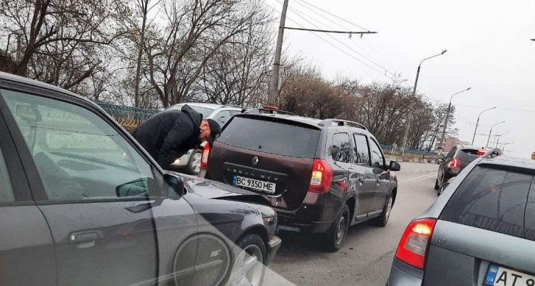 Ранкова ДТП в Івано-Франківську: значне ускладнення руху (ФОТО) 8 photo 2021 04 20 07 42 51